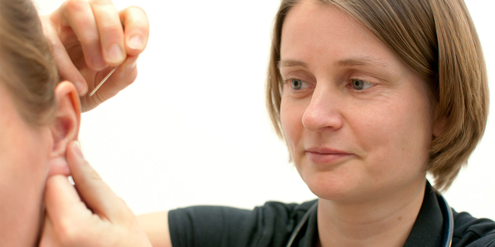 Hausärztin Wiebke Müller bei einer Akupunkturbehandlung
